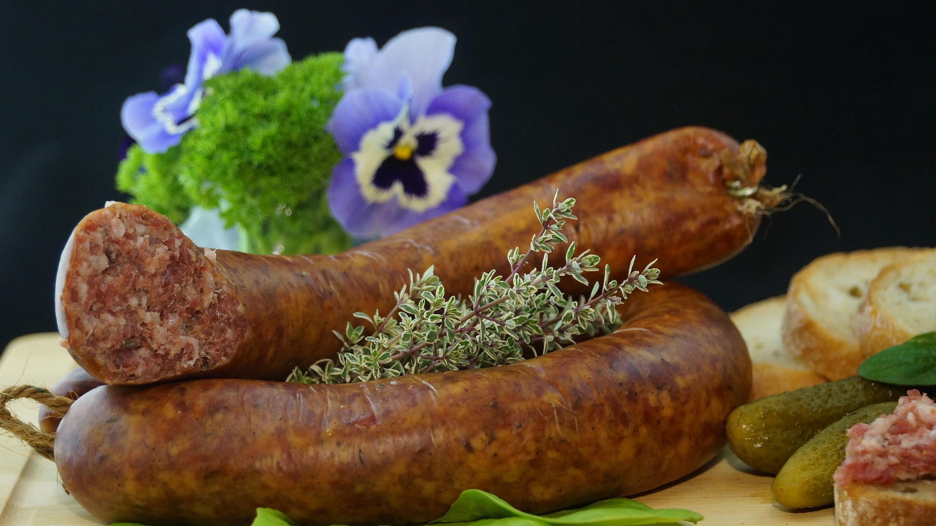 sausage-556491_1920